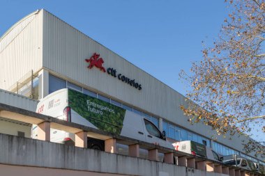 Ctt Correios binası ve Lizbon 'daki açık mavi gökyüzünün altında park edilmiş teslimat kamyonetleri.