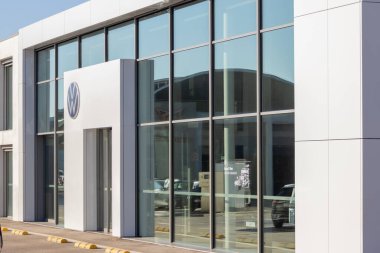 Modern Volkswagen galerisi ve büyük cam cepheli araba galerisi.