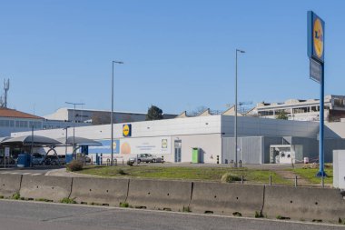 Lidl süpermarketi ve devrim çamaşırhanesi Lizbon 'da bir otoparkta çalışıyor.