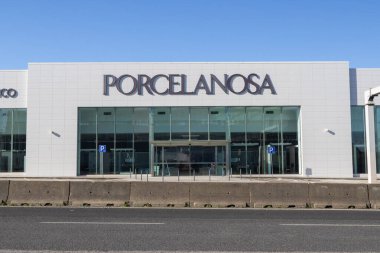 Porcelanosa galerisinde cam cepheli ve marka isimli dış mimari sergileniyor.