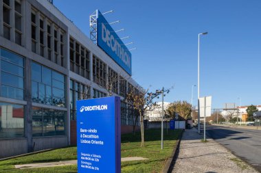 Dekatlon lisboa oriente mağazası binası ve güneşli bir günde imza.