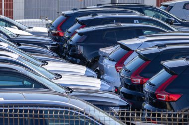 Lizbon, Portekiz 'deki bir galeride sıra sıra park edilmiş yeni Volvo SUV' lar.