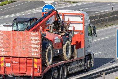 Çok şeritli bir otoyolda sanayi telsizcisi taşıyan bir kamyon.