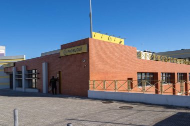 Prosegur güvenlik uzmanı nakit lojistik binasında güvenliği ve mal varlıklarını koruyor