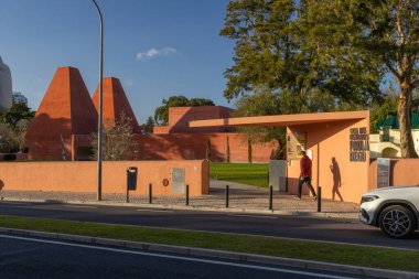 Casa das historias Paula Rego Müzesi mavi gökyüzünün altında kendine has piramit bacaları olan