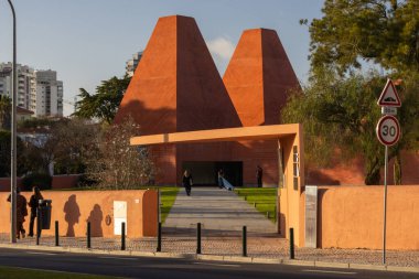 Paula, mavi gökyüzünün altında eşsiz piramit yapılarının yer aldığı müze binasının rego evi