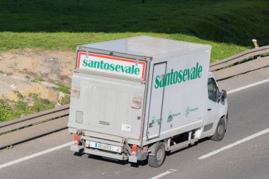 Santosevale ticari aracı, lojistik ve nakliyeyi sembolize ediyor.