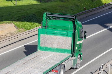 Boş kamyonet, asfalt yolda yük taşıyor.