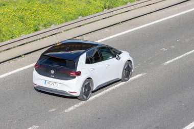 Volkswagen id.3 elektrikli hatchback, çok şeritli bir otoyolda, hava manzaralı...