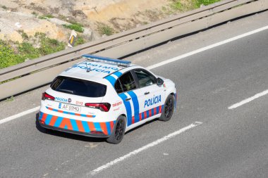 Portekiz polis arabası otoyolda gidiyor, trafik güvenliğini sağlıyor.