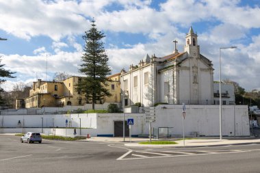Katolik kilise mimarisi temiz bir gökyüzüyle sokak köşesine hakim.