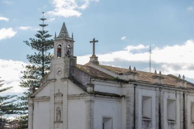 Sacavem, Portekiz 'deki Katolik Kilisesi' nin çatısında çan kulesi var.