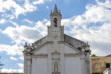Portekiz, Sacavem 'deki Katolik Kilisesi bulutlu mavi bir gökyüzüne karşı duruyor.