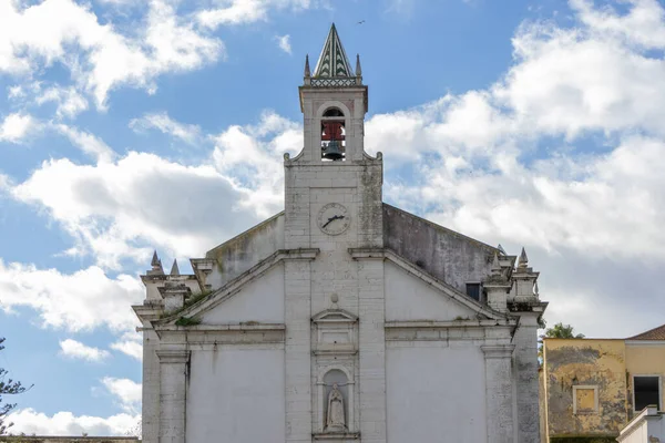 Portekiz, Sacavem 'deki Katolik Kilisesi bulutlu mavi bir gökyüzüne karşı duruyor.