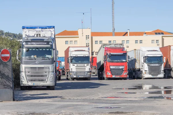 Volvo ve Scania dahil olmak üzere bir çok kamyon Alcantara, Lizbon 'daki Yilport liscont terminaline park etmiş.