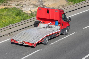 Kırmızı kamyonet otoyolda ilerliyor. Araç nakli ve kurtarma için hazır.