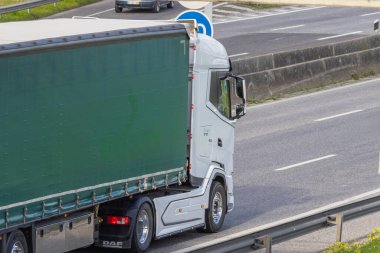 Karayolunda giden kamyon, nakliye ve lojistiği simgeliyor.