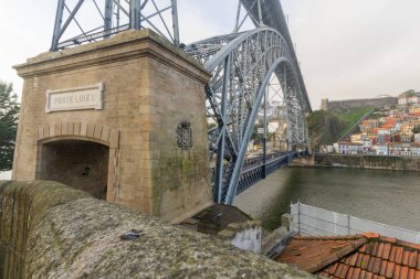 Dom Luis köprüsü Porto ve Nova de Gaia 'yı Douro nehrine bağlıyor.