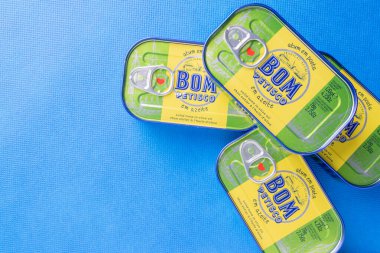 Bom petisco zeytinyağlı konserve ton balığı uygun sağlıklı bir atıştırma seçeneği sunuyor.