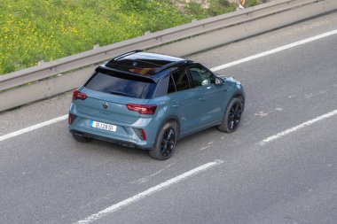 Modern Volkswagen t roc araba asfalt yolda bariyer ve yeşil doğa ile sürüş
