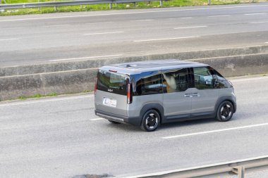 Kia pbv konsepti. Yüksek açılı, çok şeritli bir otoyolda elektrikli araç.