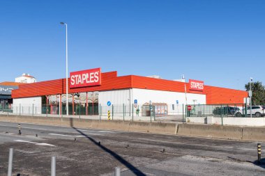Staples Olivais perakende mağazası güneşli bir günde ofis malzemeleri ve kırtasiye malzemeleri satıyor.