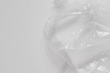 Kırışık arkaplanda doku detaylarını gösteren buruşuk plastik torba