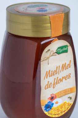 Maribel marka sıvı çiçek balı altın kapaklı cam bir kavanozda ve etiketli