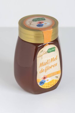 Maribel marka cam kavanozda tatlı, sıvı, kır çiçeği balı var.