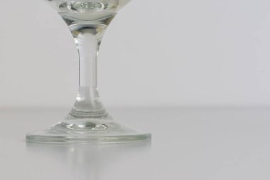 Geniş kopyalama alanı olan düz beyaz arkaplan üzerindeki cam bardak kalıbı tabanı