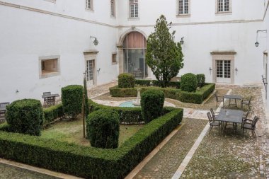 Estremoz Kalesi 'nin avlusunda fıskiyeli ve açık hava koltuklu bir bahçe var.