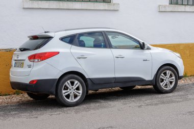 Beyaz Hyundai ix35 kavşak aracı bir yerleşim yerine park edilmiş.