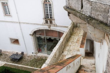 Estremoz, Alentejo, Portekiz 'de restoran girişi ve taş merdivenli Castle Inn avlusu.