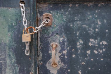 Kırsal kapı metal zincirli ve estremoz, alentejo 'da asma kilitli.