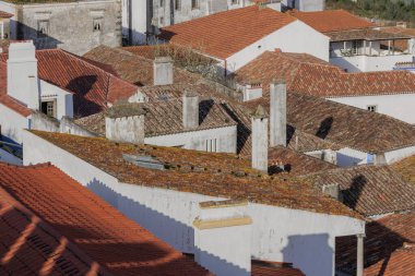 Ortaçağ mimarisi ve tarihi siperlerin sergilendiği antik taş duvar.