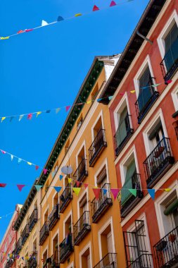 Madrid 'de renkli evler, İspanya' da. Tatil bayrakları şehir caddesini süslüyor.