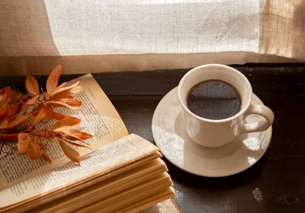 Herfst Stilleven Met Kopje Zwarte Koffie Een Open Boek — Stockfoto