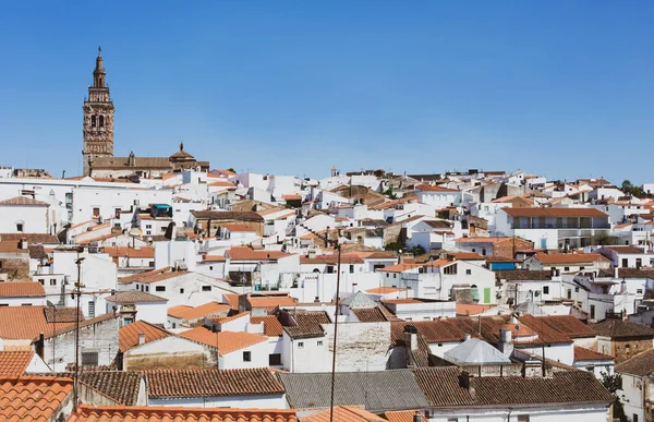 白い家やタイル張りの屋根と街の景色 地中海 — ストック写真