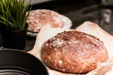 Ev yapımı yuvarlak ekmek mutfaktaki masanın üzerinde..