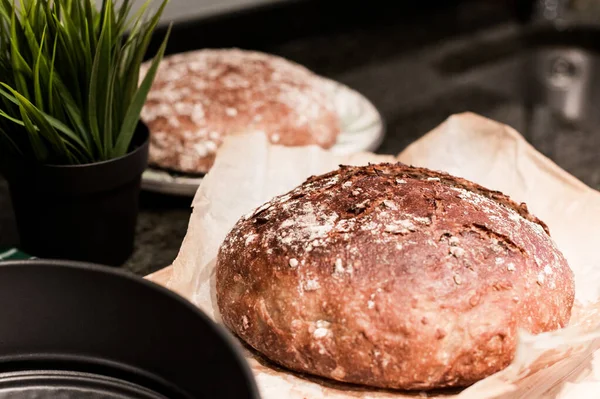 Ev yapımı yuvarlak ekmek mutfaktaki masanın üzerinde..