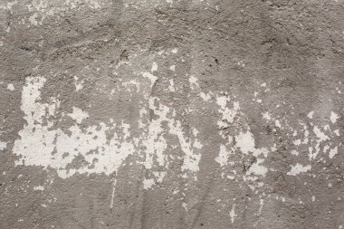 Beyaz lekeli gri, eski püskü bir duvar. Gri güçlendirilmiş arkaplan, metin için boş alan.
