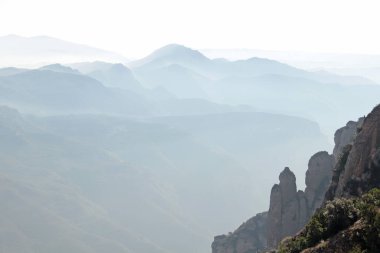  Sisin içindeki dağların odaksız görüntüsü. İspanya 'daki güzel dağ manzarası.