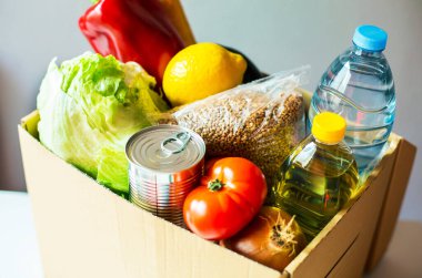 Masadaki karton kutuda bir ürün seti var. Konu temel ürünler. En üstten görüntüle.