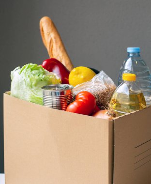 Masadaki karton kutuda bir ürün seti var. Konu temel ürünler..