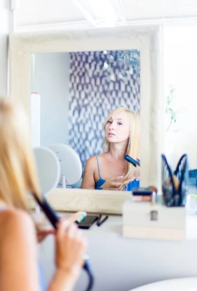 Young Girl Styling Her Hair Front Mirror Girl Applies Hair — 스톡 사진