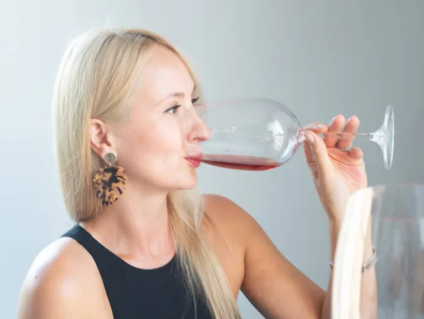 Dziewczyna Pije Czerwone Wino Szklanki — Zdjęcie stockowe
