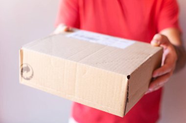 Adamın elinde tuttuğu o paket. Tema online alışveriş ve kuryeyle mal teslimatı..