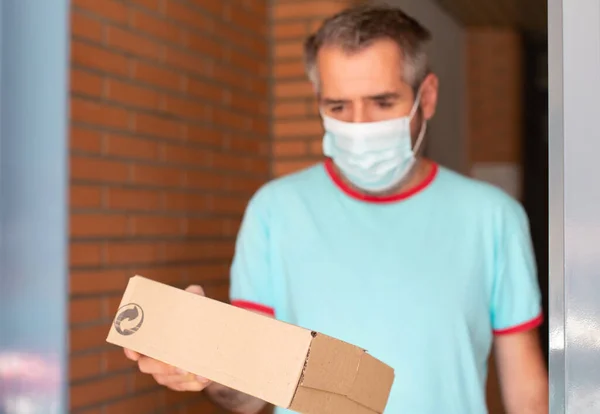 Homme Portant Masque Médical Tient Colis Entre Ses Mains Entrée — Photo