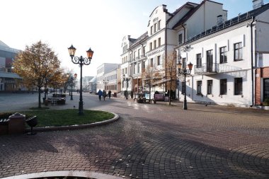 Bir sonbahar şehrinde sokakta yürüyen bir çocuk.