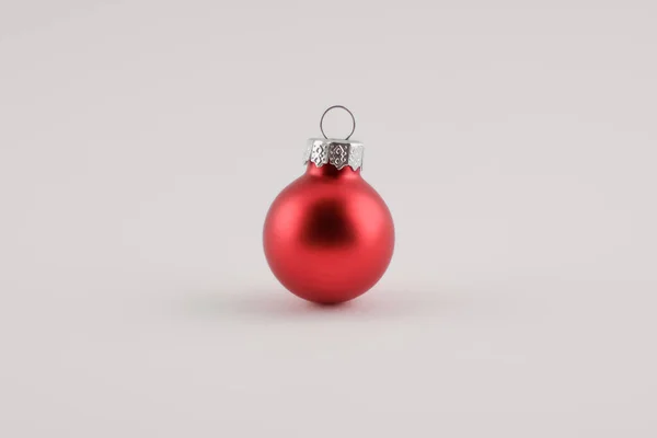 Concepto Navidad Año Nuevo Una Pequeña Bola Roja Decoración Navidad —  Fotos de Stock